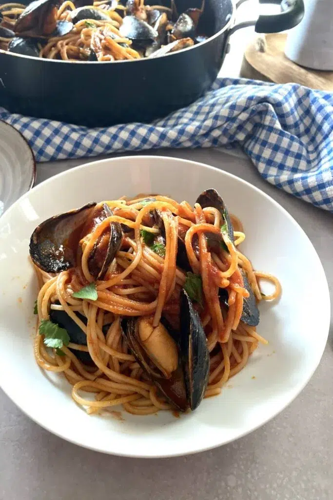 Spaghetti with Mussels (Spaghetti con le Cozze) - Spaghetti recipes(Photo Source: Easy Home Made Recipes)