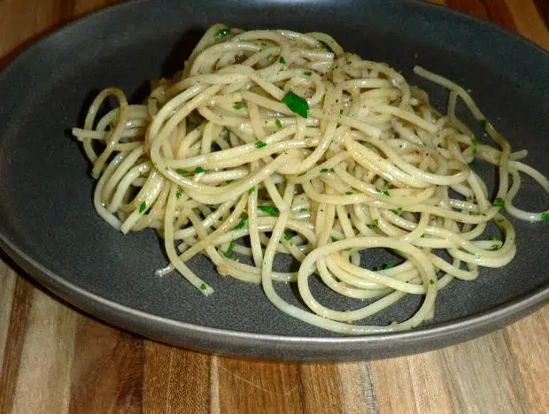 Garlic Olive Oil Pasta Recipe (Aglio e Olio) Spaghetti Recipes- )Photo Credit: Tasty Galaxy)