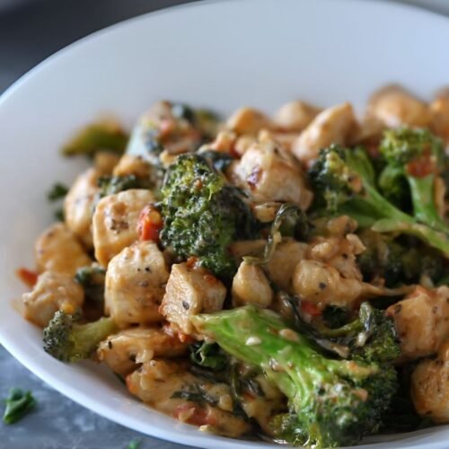 15-Minute Keto Garlic Chicken with Broccoli and Spinach recipe