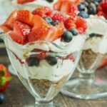 Greek Yogurt Berry Cheesecake Parfaits – A No-Bake Dream! 🍓🥄