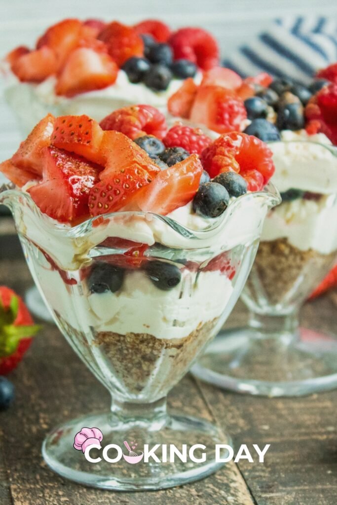 Greek Yogurt Berry Cheesecake Parfaits – A No-Bake Dream! 🍓🥄