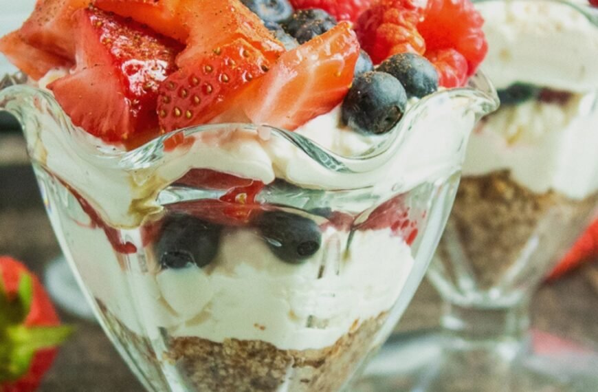 Greek Yogurt Berry Cheesecake Parfaits – A No-Bake Dream! 🍓🥄