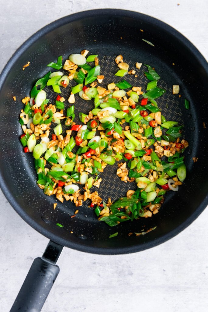 Stir-Fry the Aromatics-Chinese Salt and Pepper Shrimp Step-by-Step Instructions