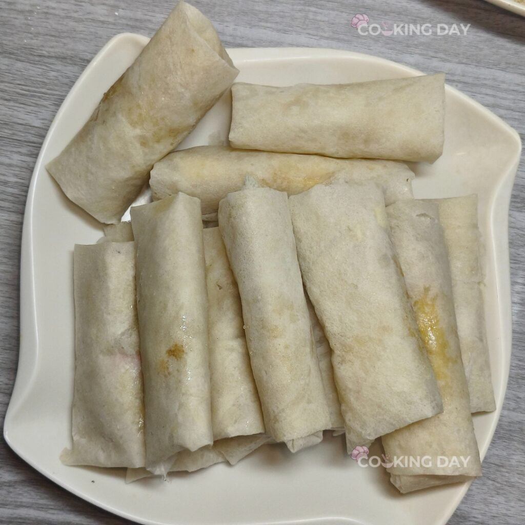 Wrap and seal the turon-Cheese Turon (Cheese Banana Lumpia) – A Sweet & Savory Filipino Delight! 🧀🍌🔥